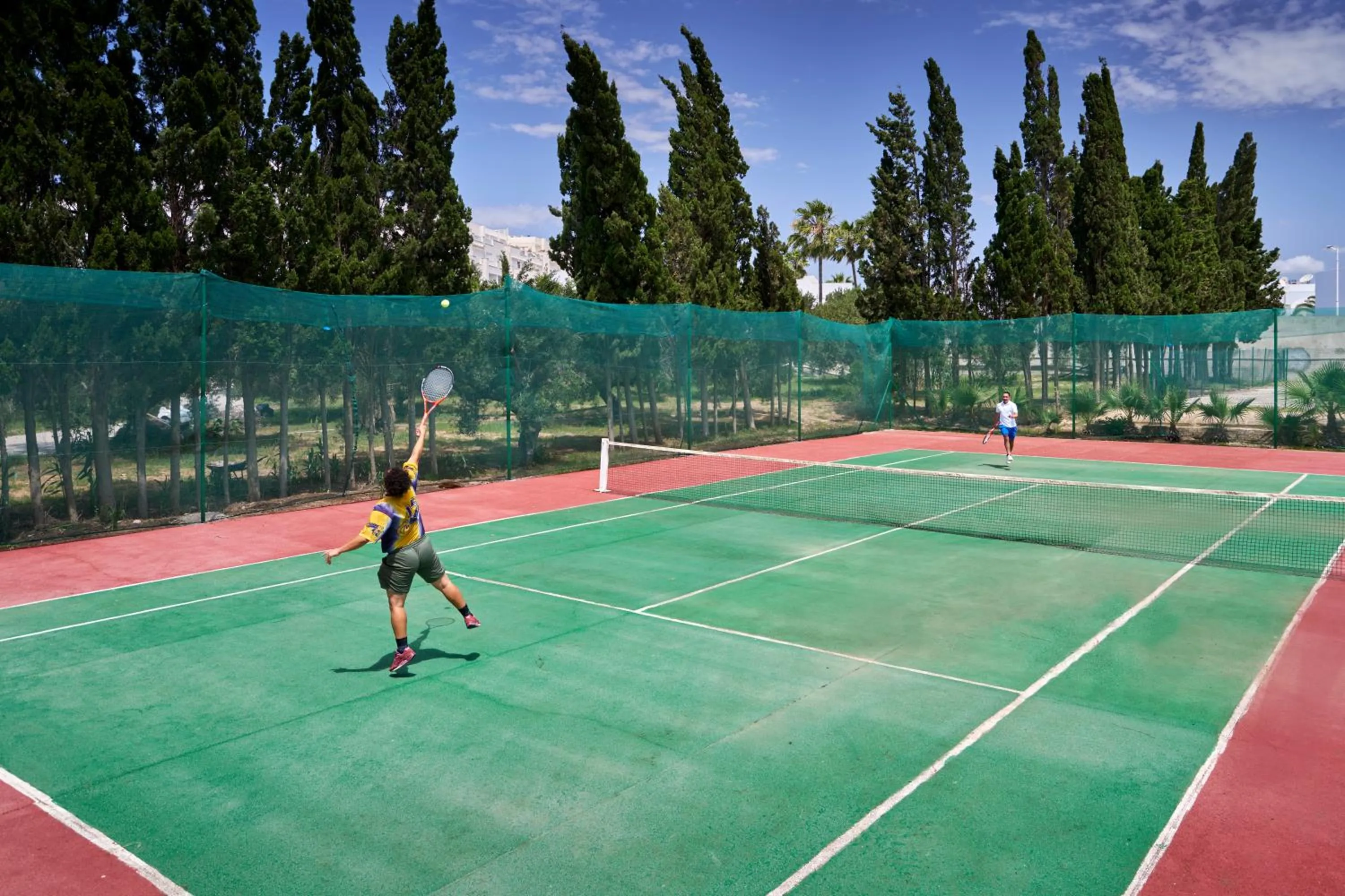Tennis court in Nahrawess Resort & Thalasso