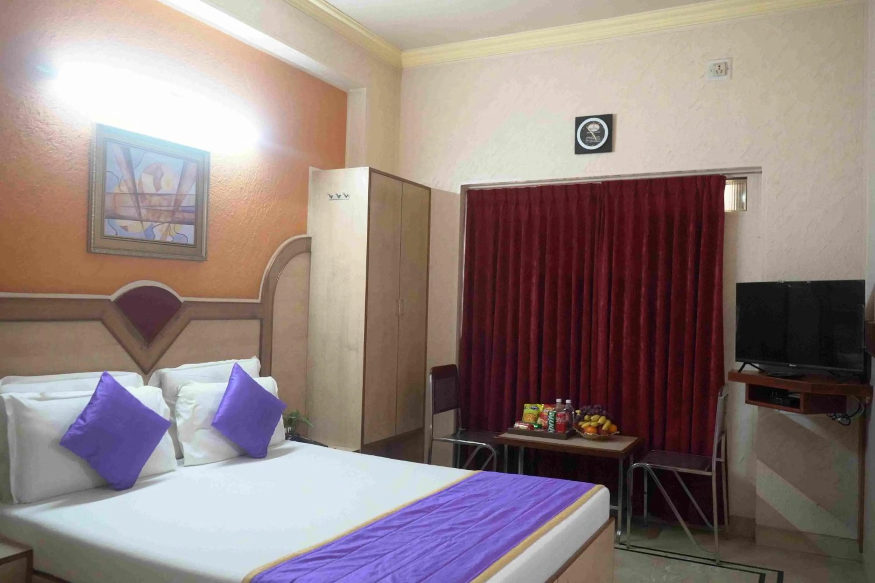 Communal lounge/ TV room, Bed in The Grand Krishna Rooms