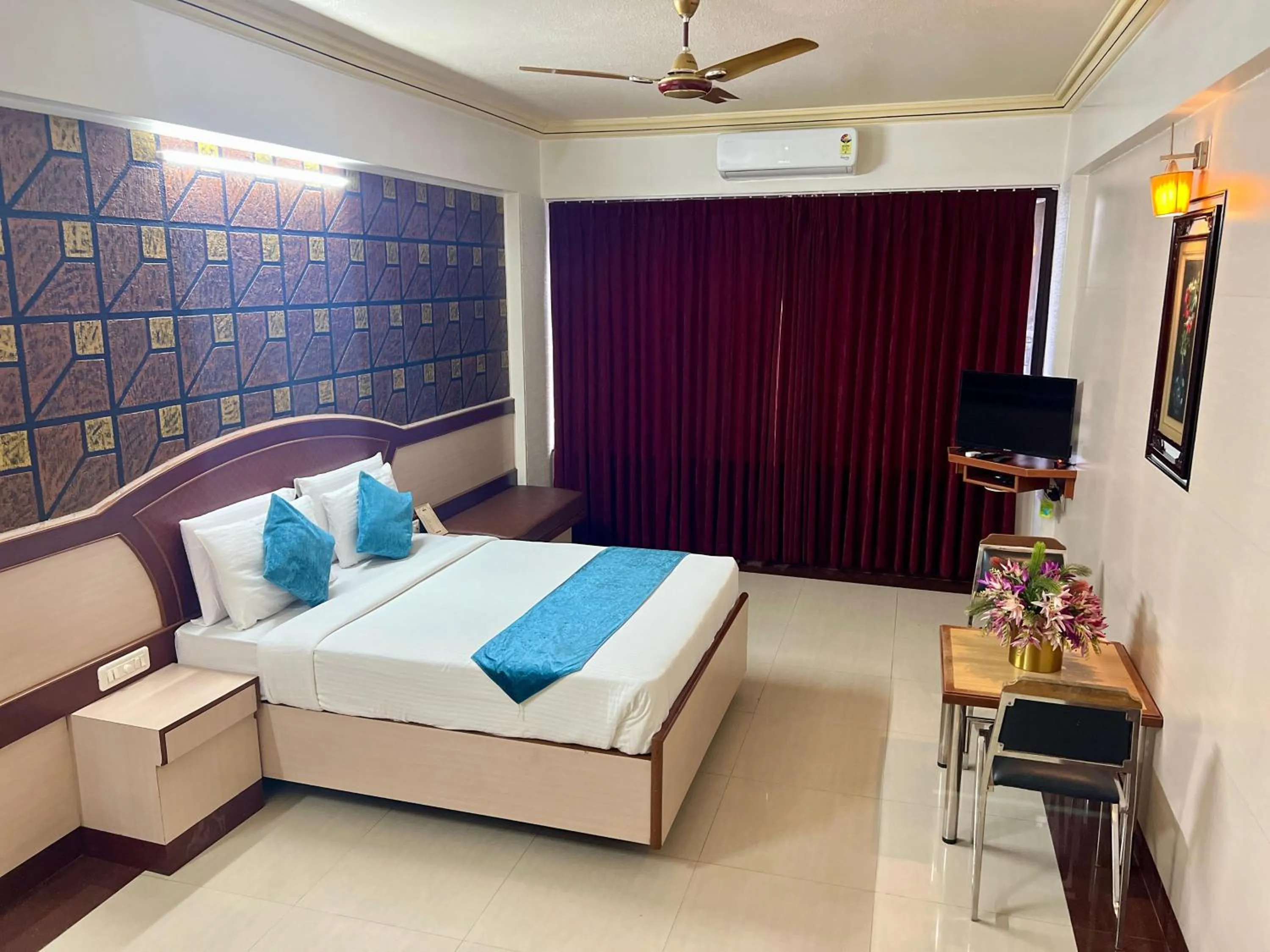 Photo of the whole room, Bed in The Grand Krishna Rooms