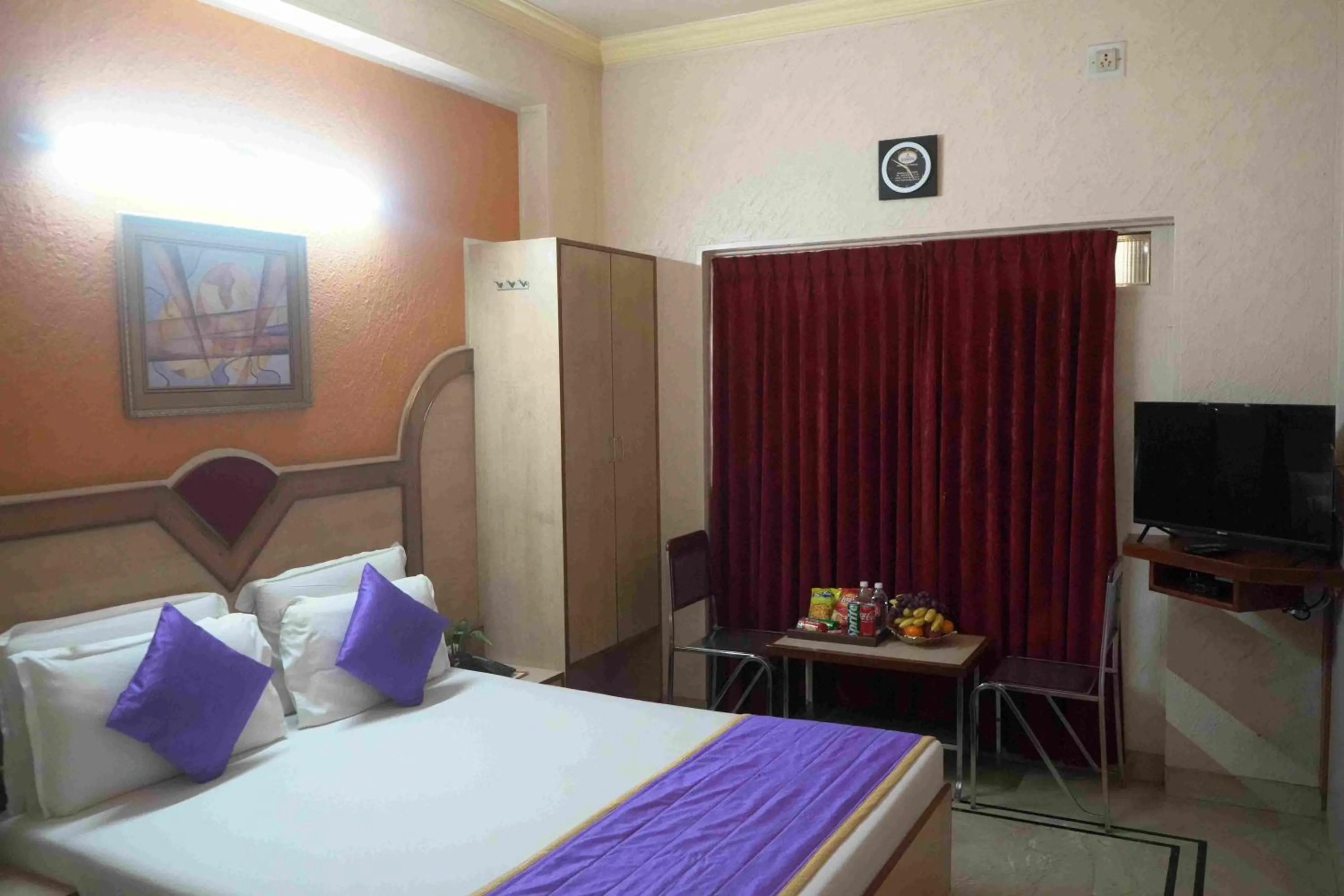 Communal lounge/ TV room, Bed in The Grand Krishna Rooms