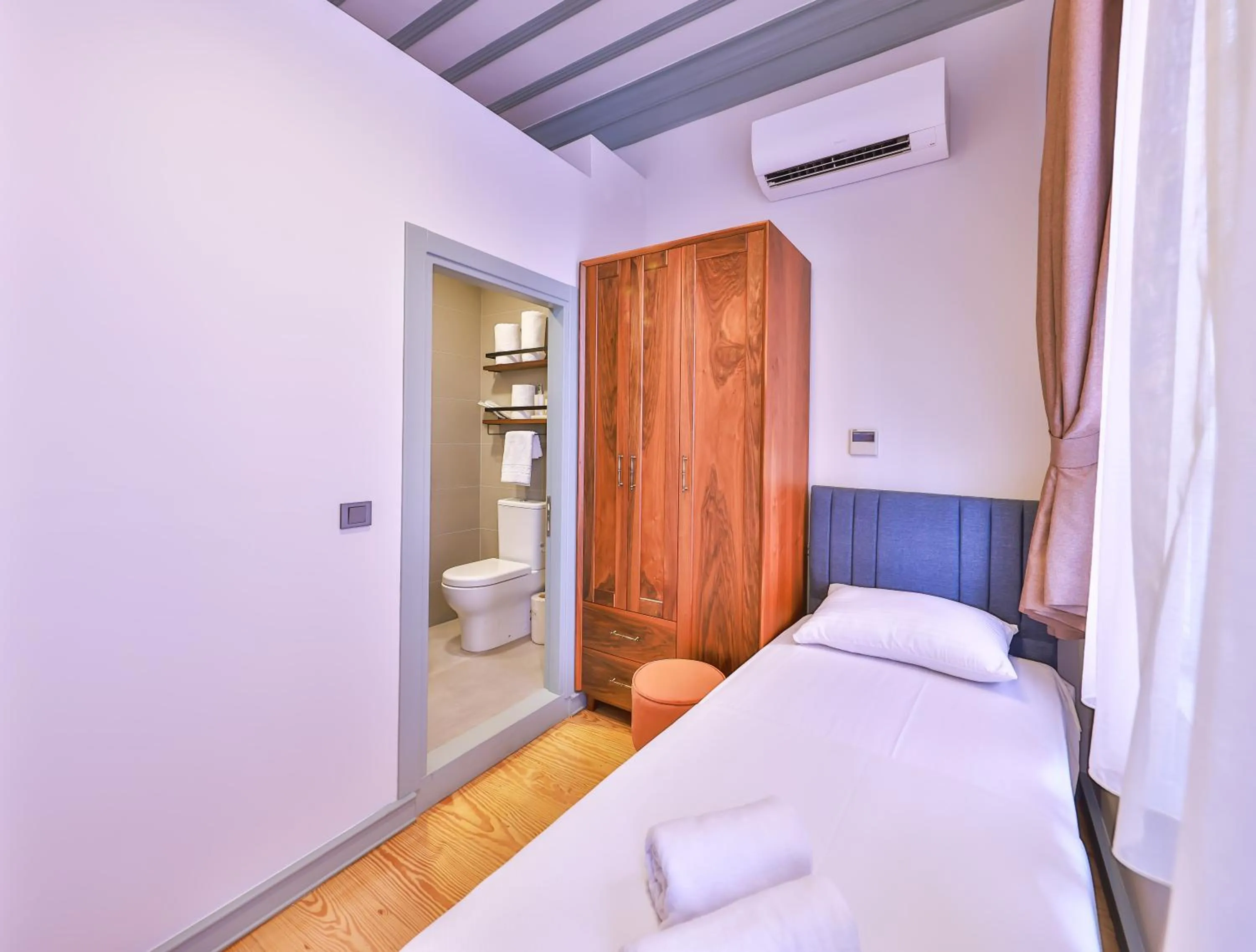 Bedroom, Bed in Va Mansion