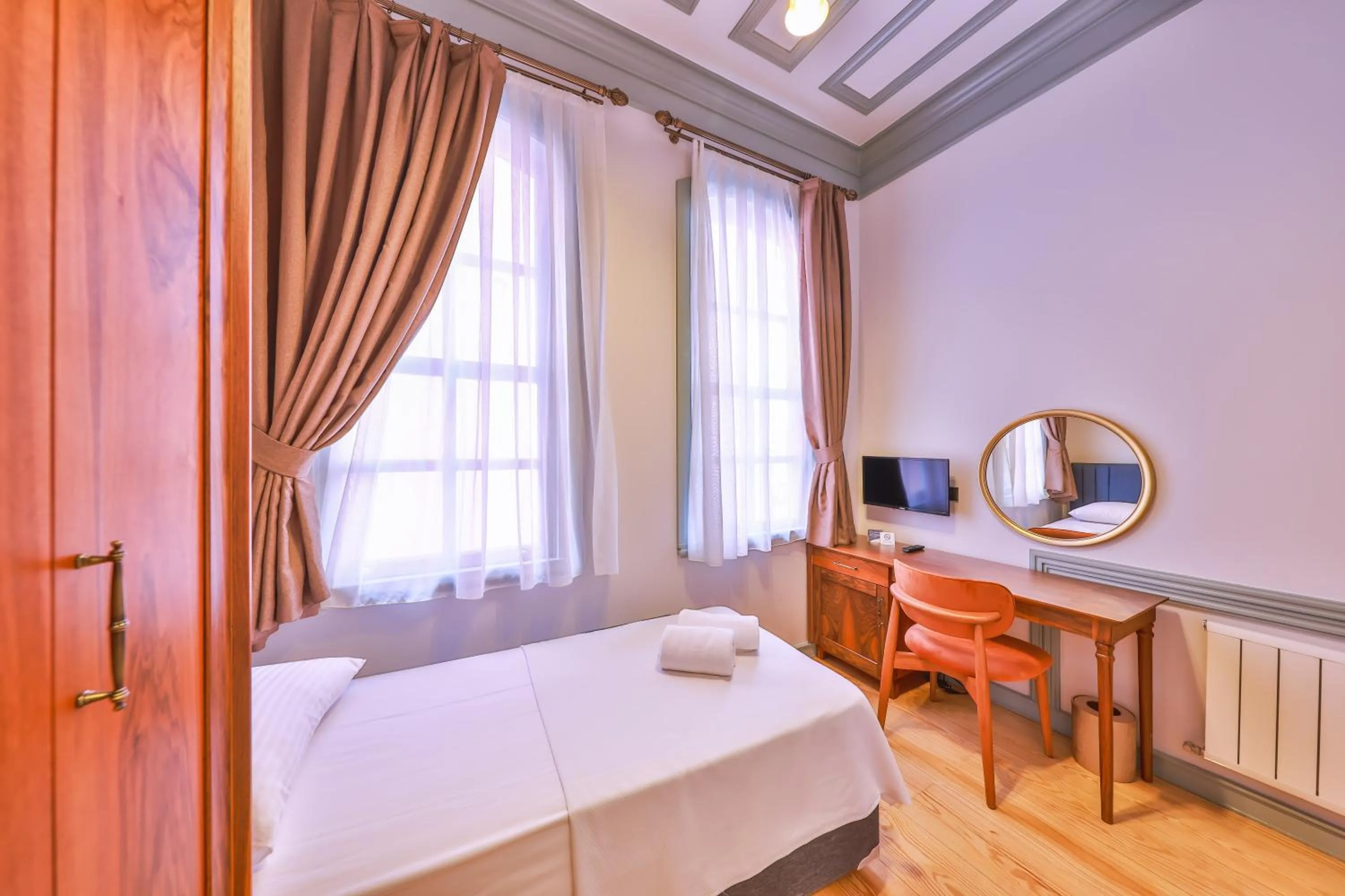 Bedroom, Bed in Va Mansion