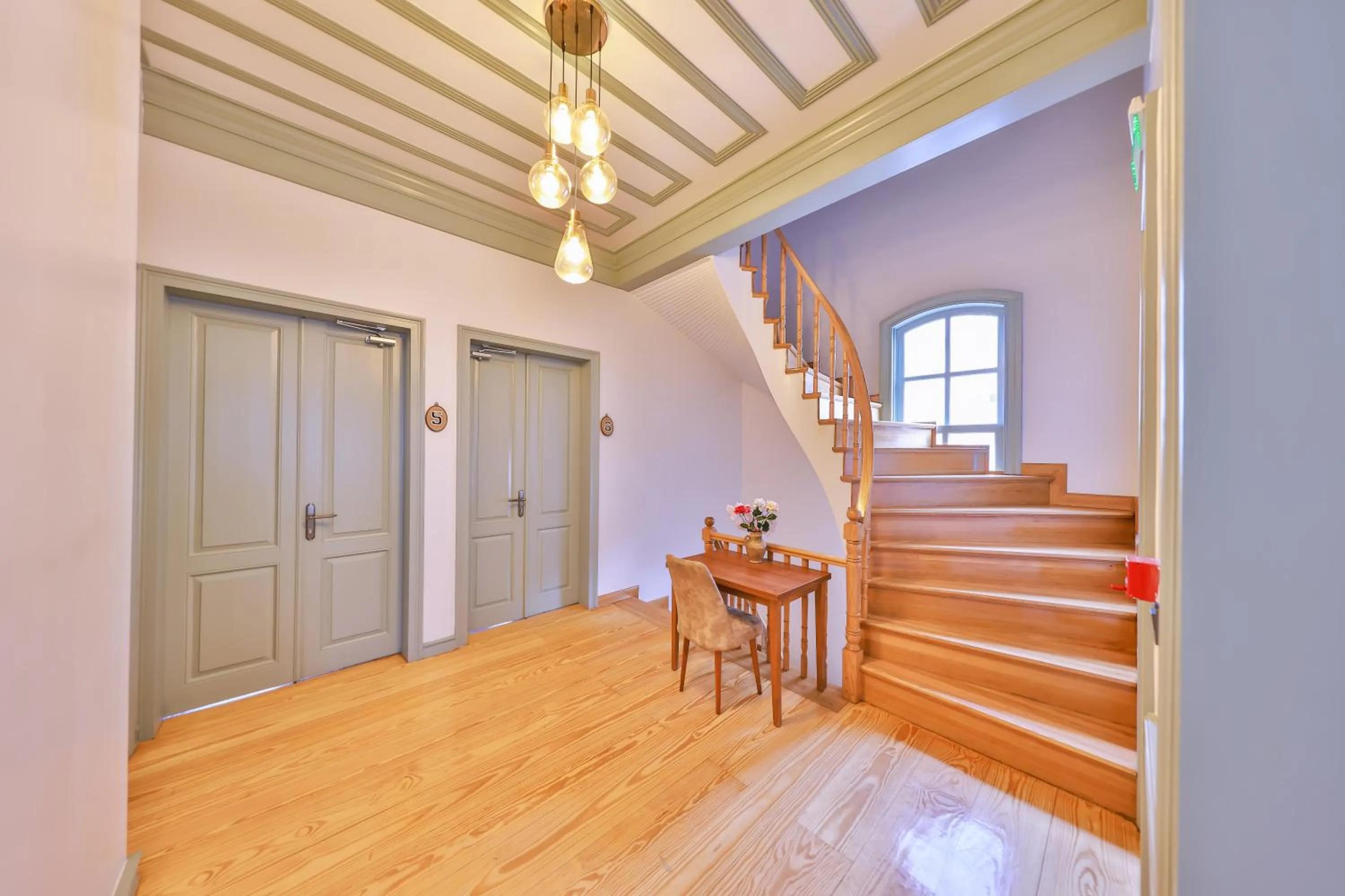 Photo of the whole room in Va Mansion