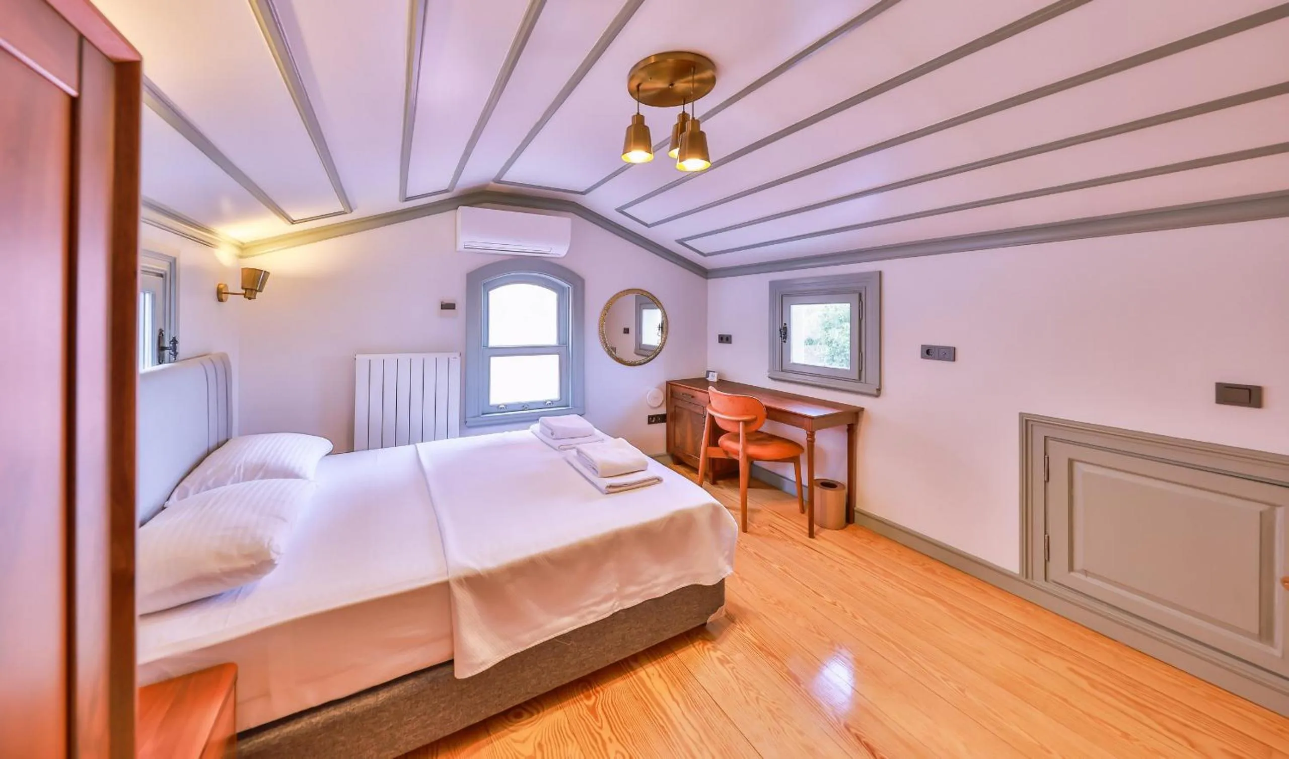 Bedroom, Bed in Va Mansion