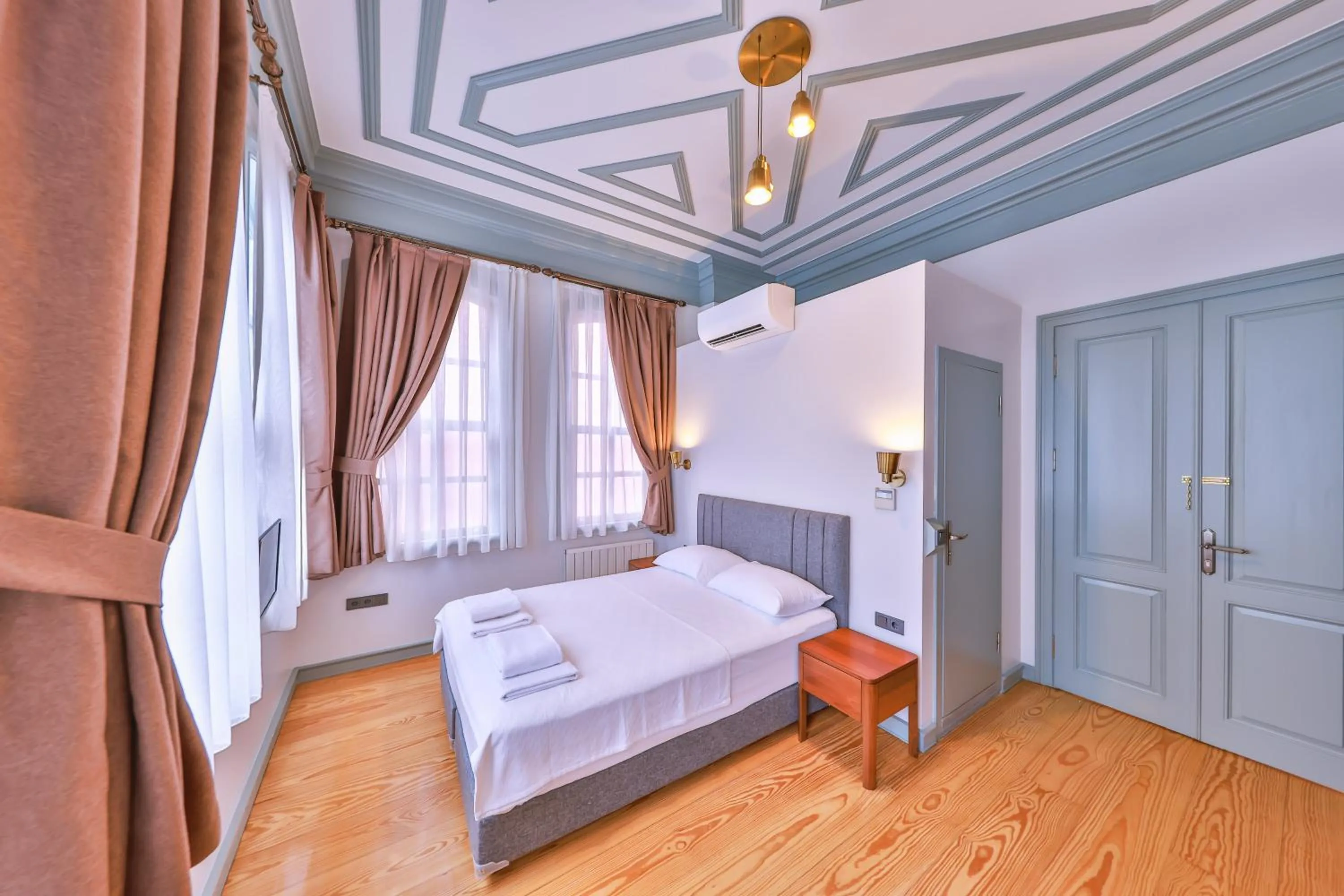 Photo of the whole room, Bed in Va Mansion