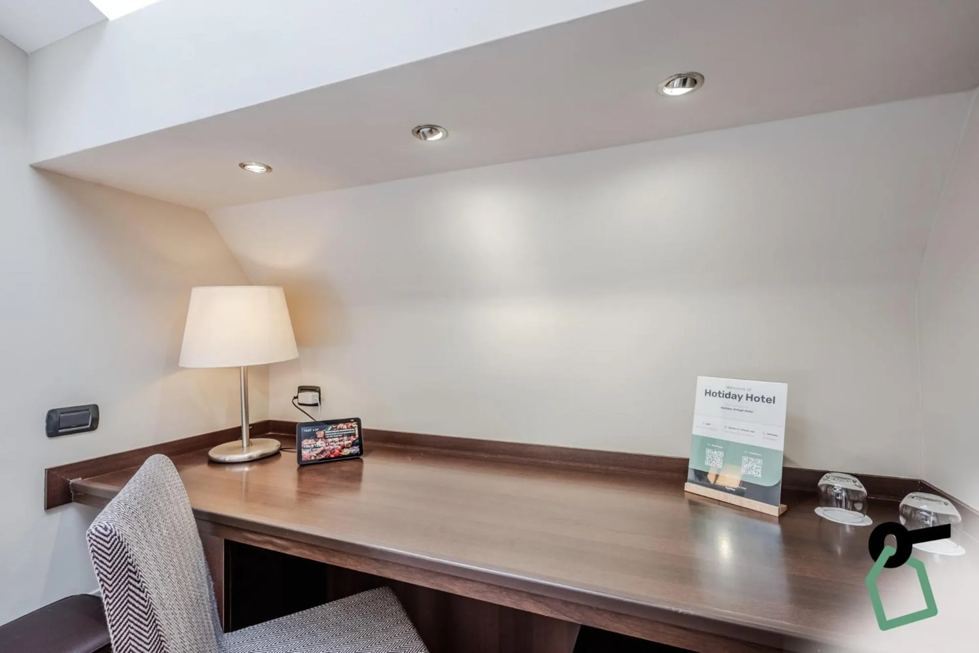 Bedroom in HOTIDAY Room Collection - Roma Cornelia