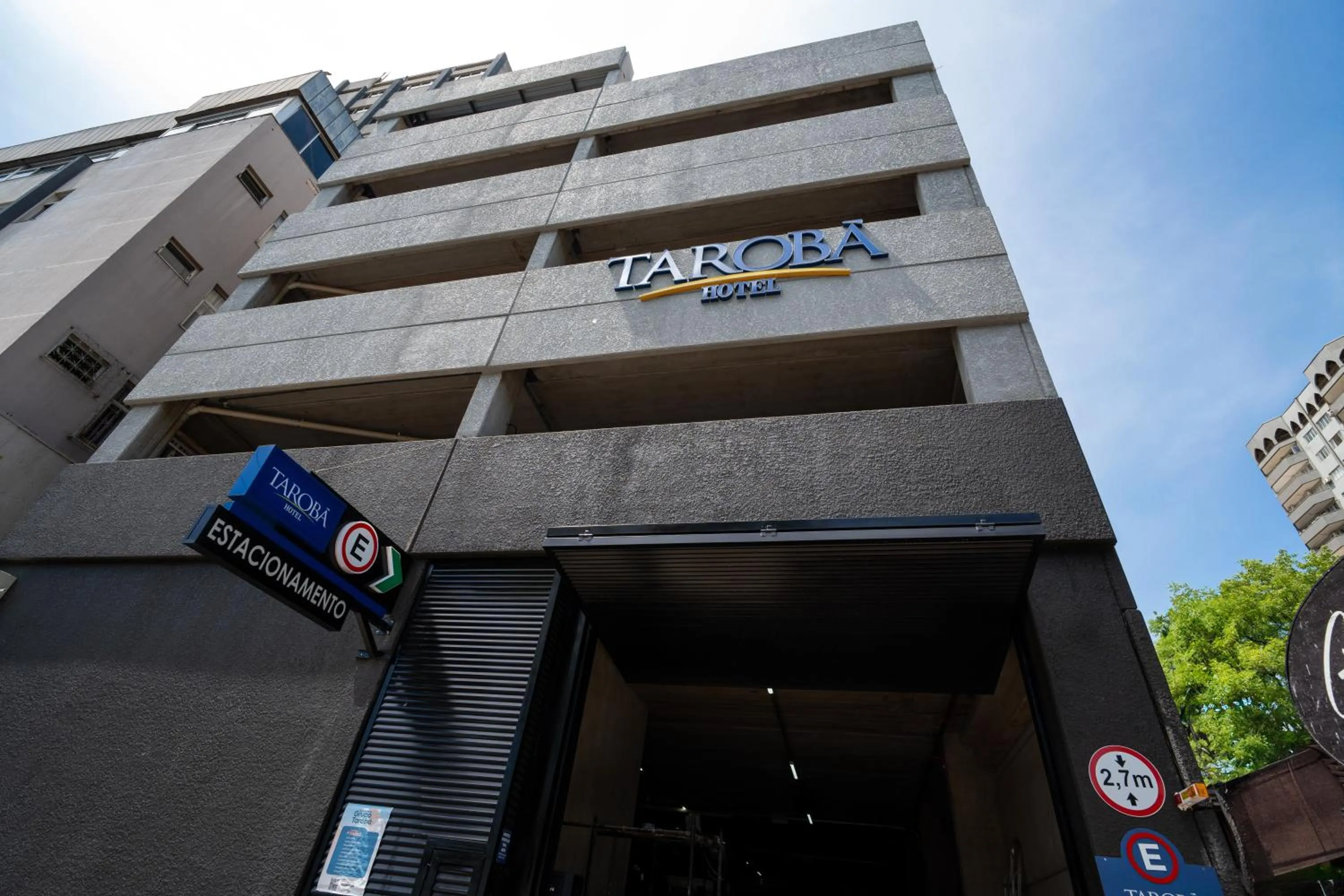 Parking in Tarobá Hotel
