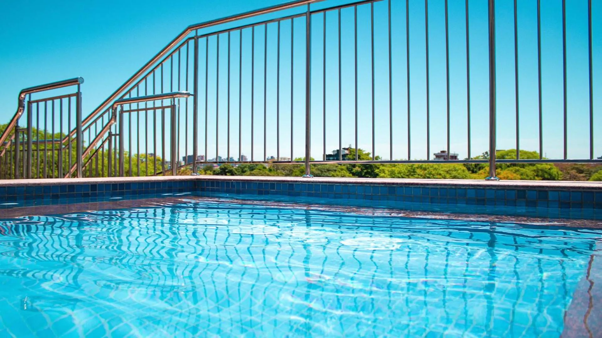 Swimming pool in Tarobá Hotel