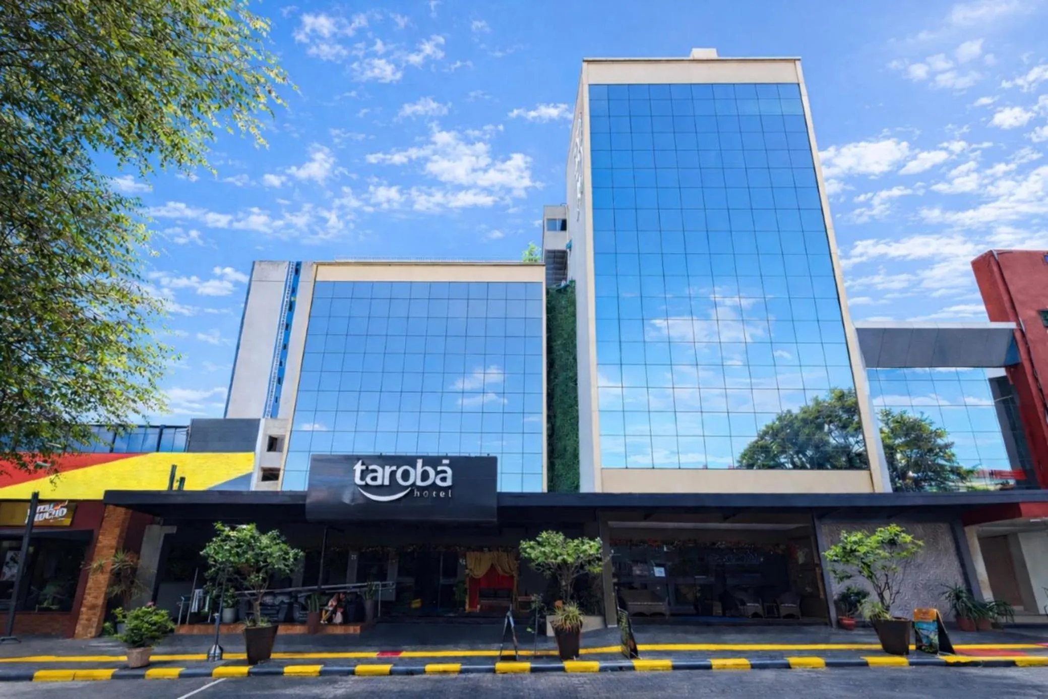 Facade/entrance in Tarobá Hotel