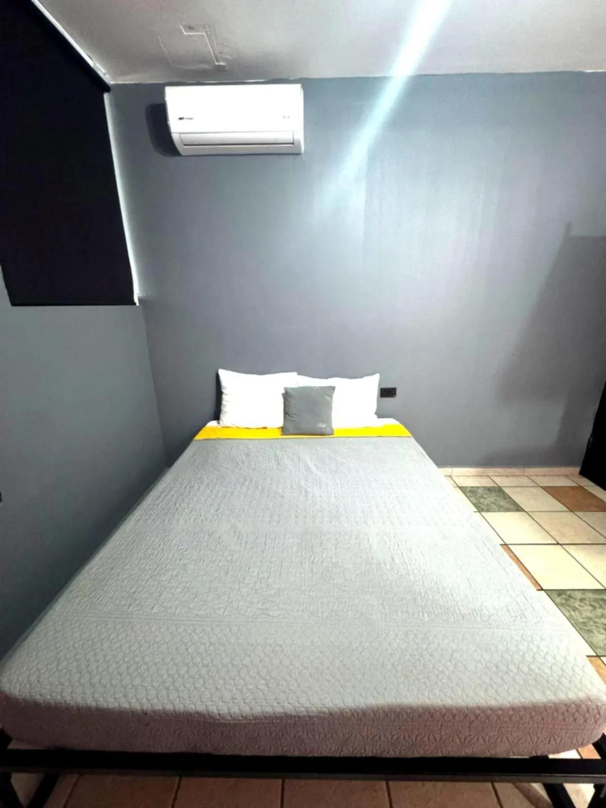 Photo of the whole room, Bed in Adhoc Cintermex