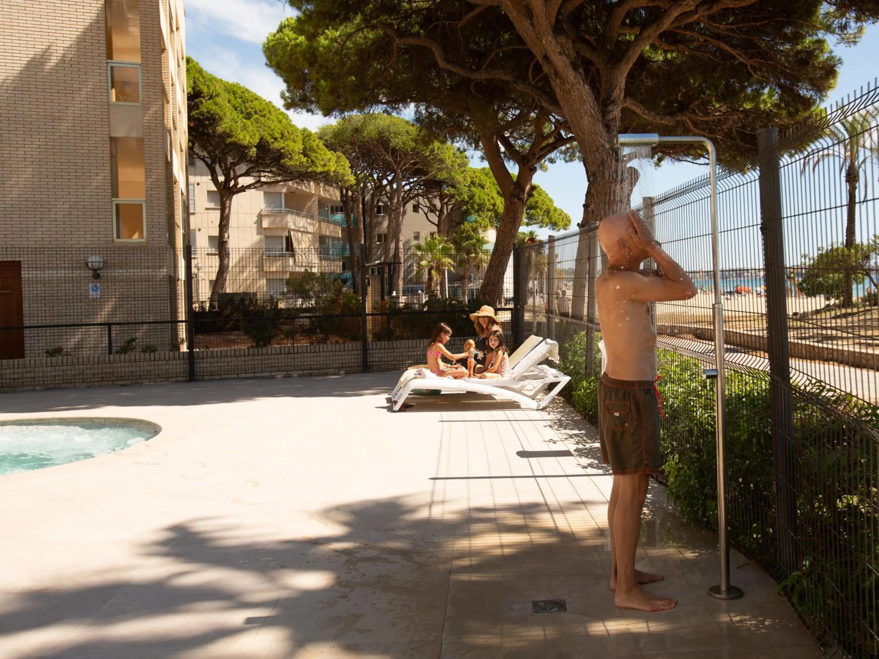 Swimming pool in Pins Platja Apartments