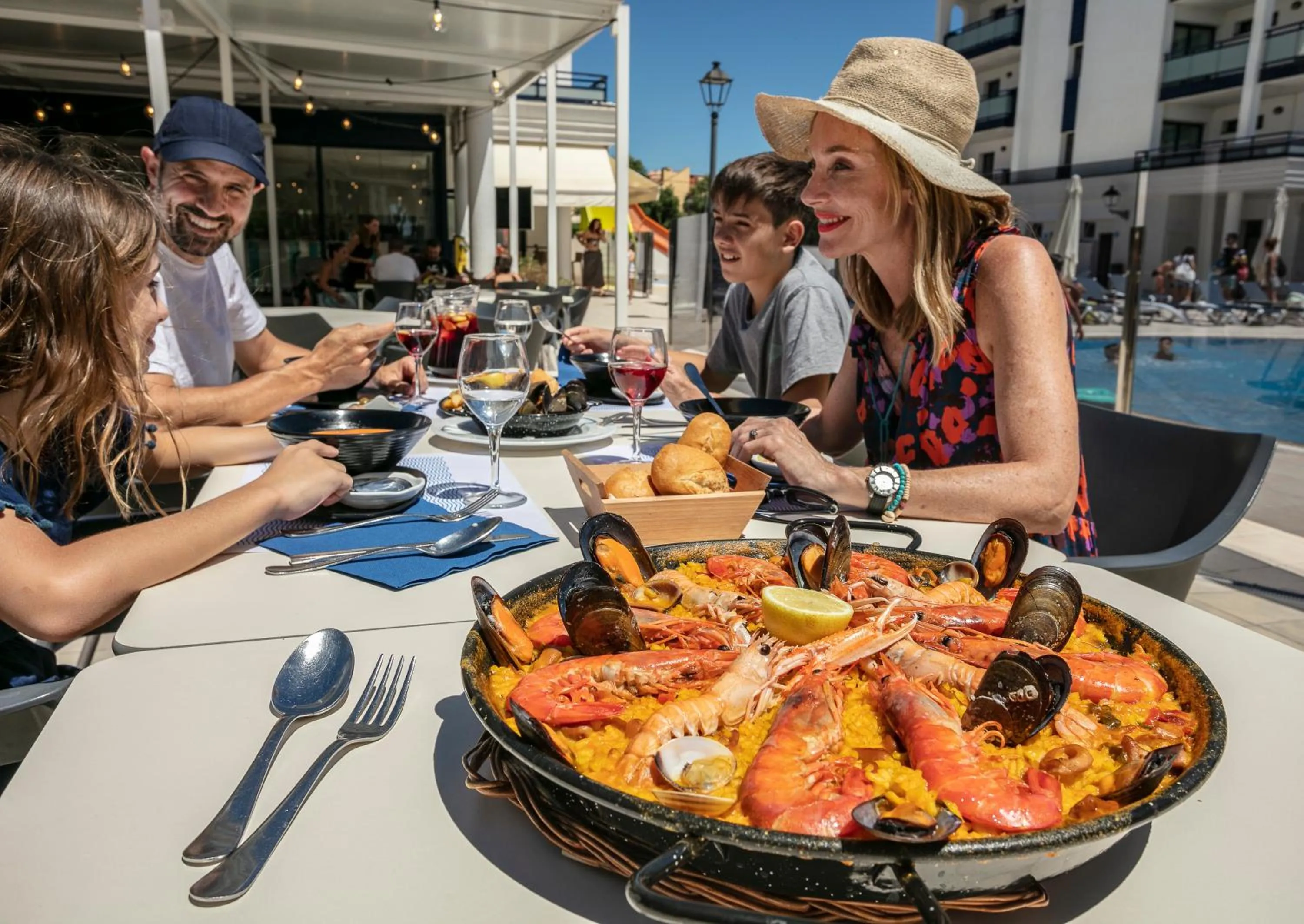 Restaurant/places to eat in Pins Platja Apartments