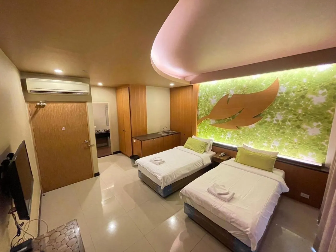 Property building, Bed in Le Ram Hotel No window