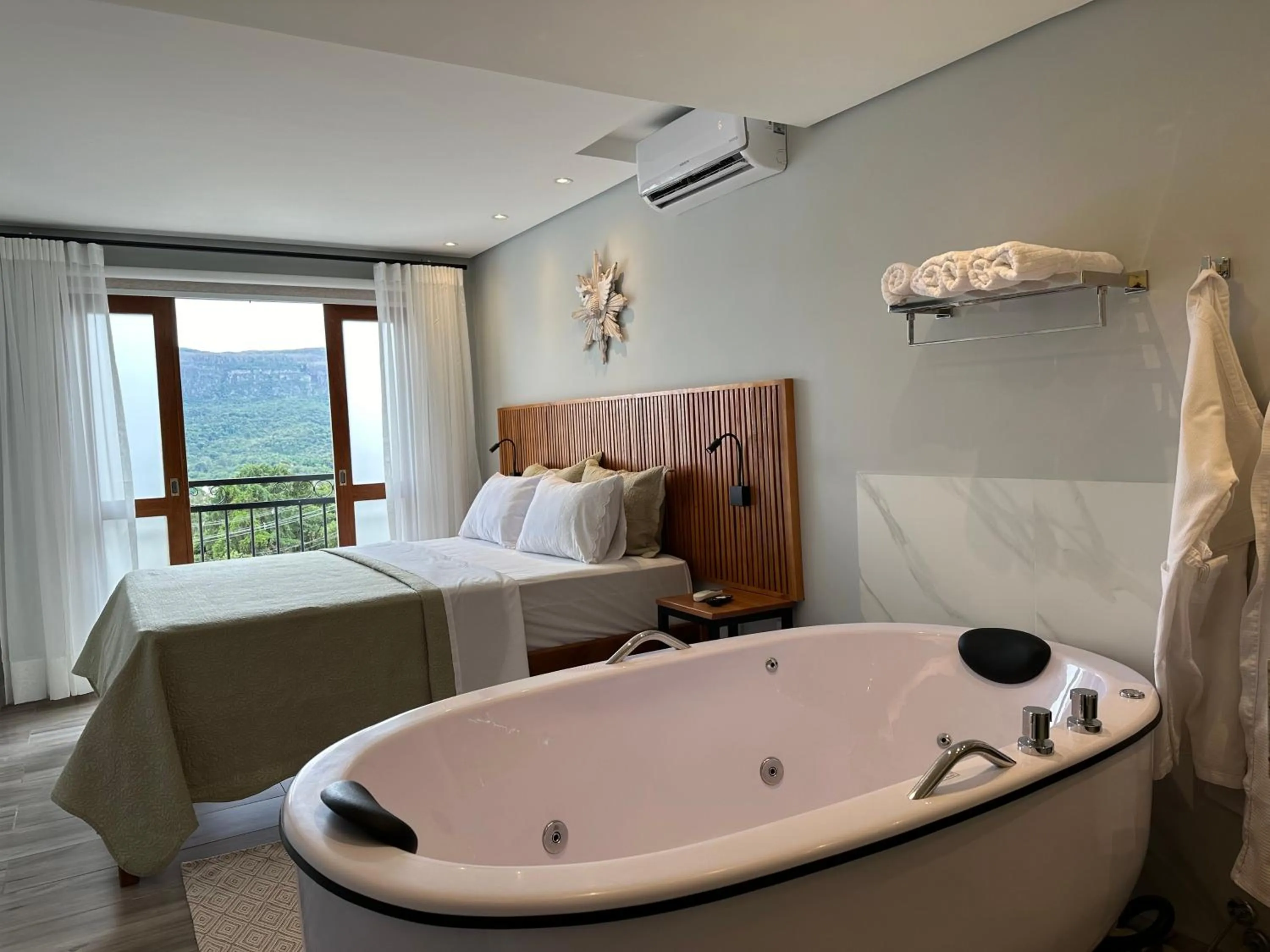 Hot Tub, Bed in Pousada Maria Monteiro Tiradentes