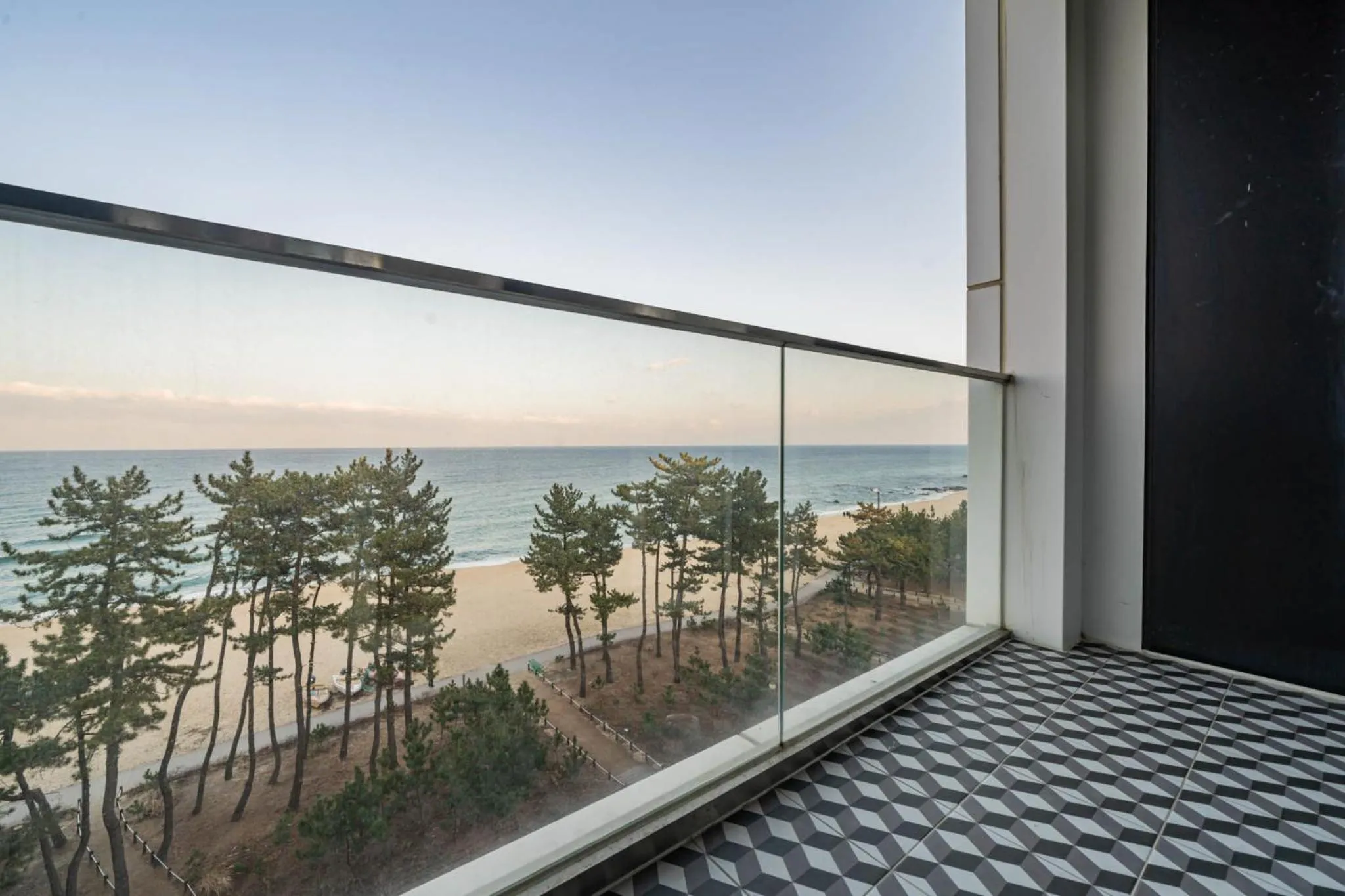 Gangneung Gyeongpodae Hotel Cube