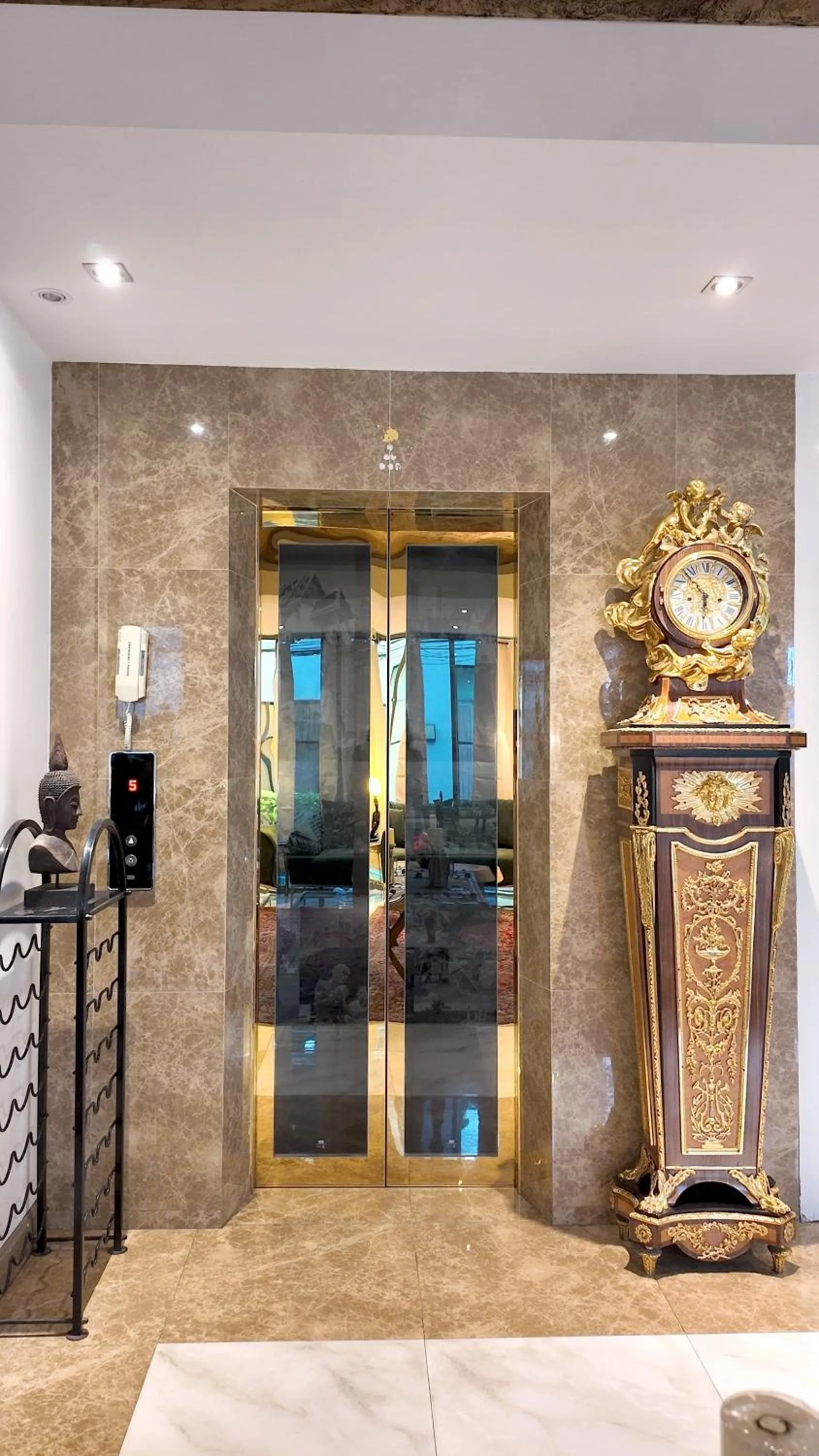 elevator in Syama Mansion Phromphong