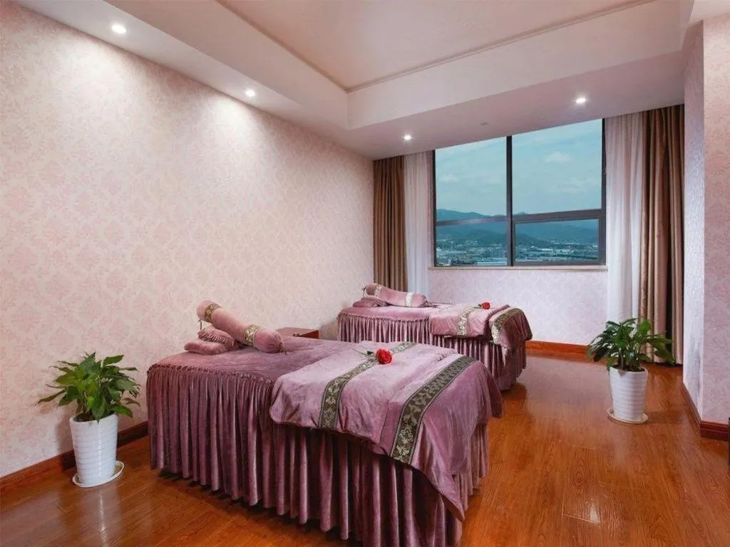 Bed in New Century Hotel Putuo Zhoushan