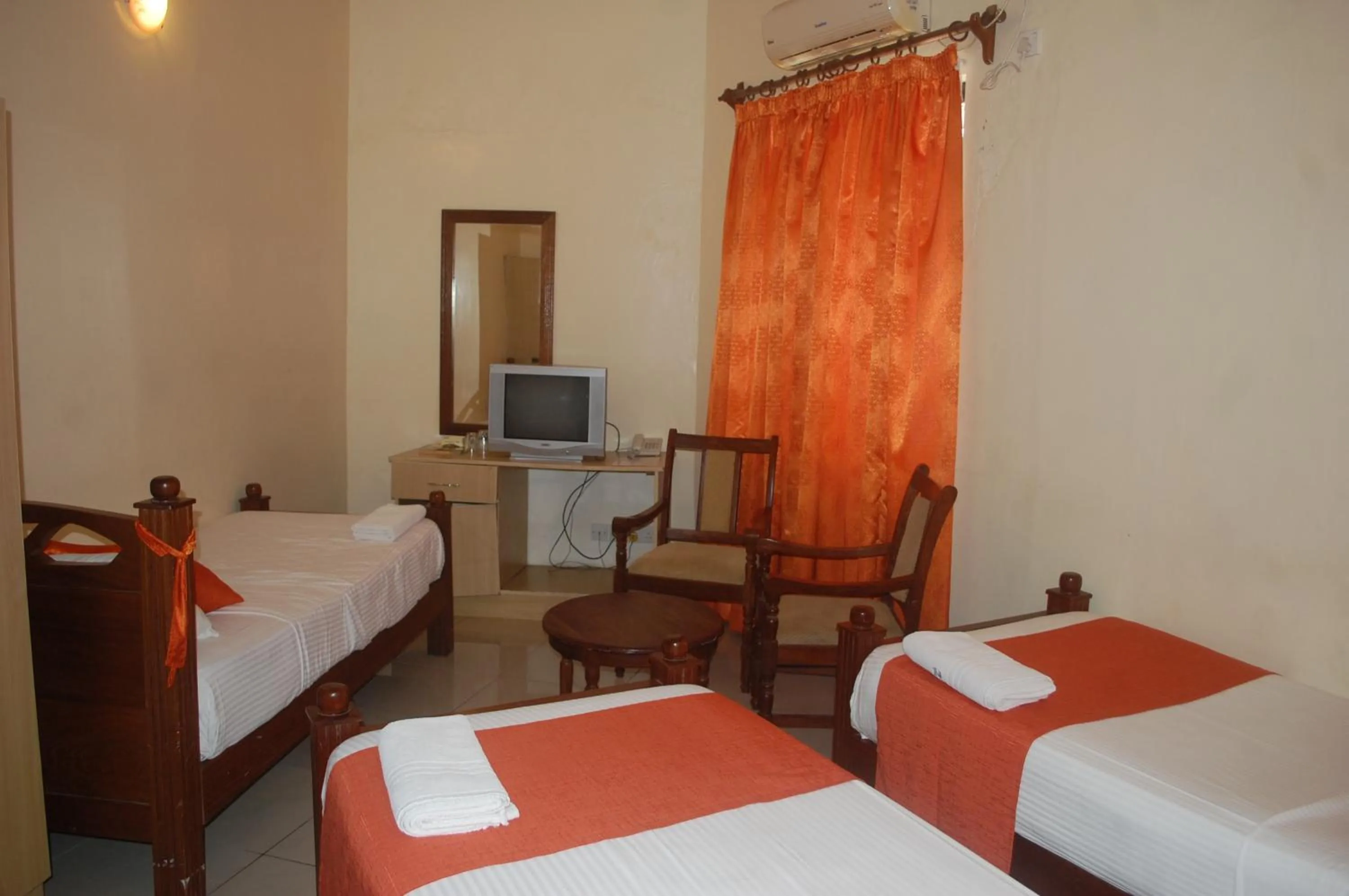 Bedroom, Bed in Regency Park Hotel