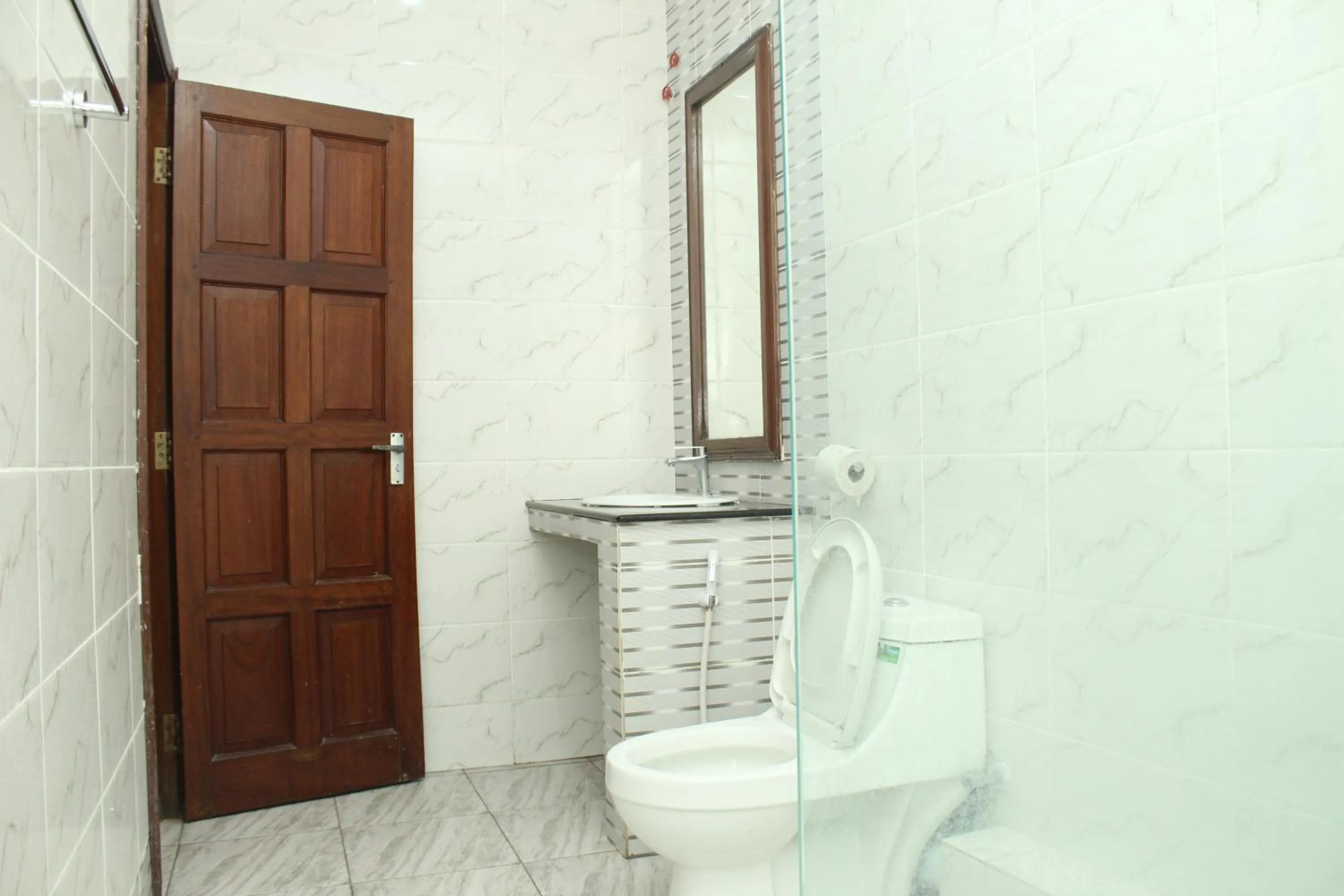 Toilet in Regency Park Hotel