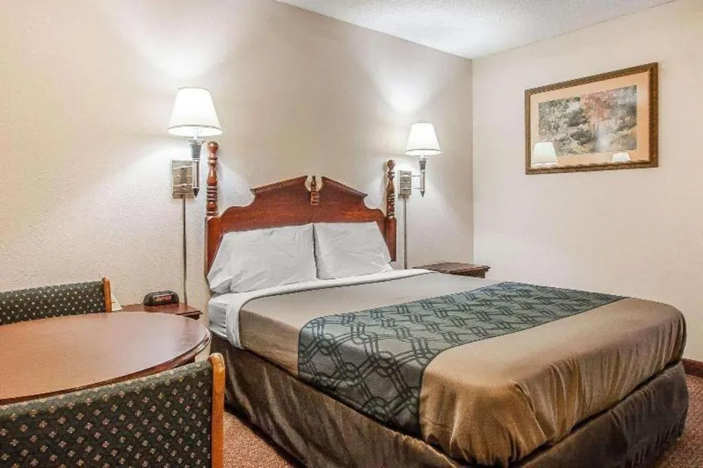 Bed in Quality Inn Brownsville