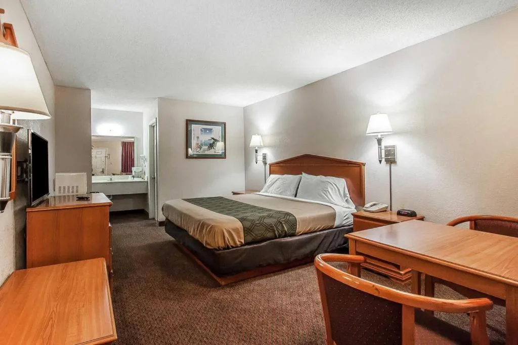 Bed in Quality Inn Brownsville