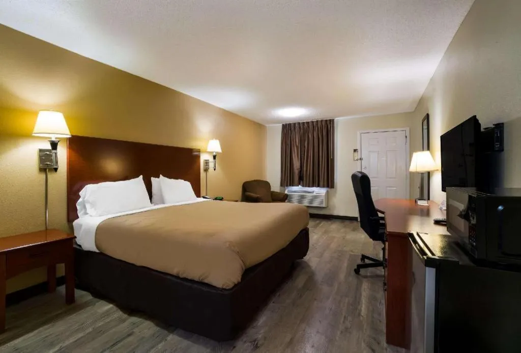 Bed in Quality Inn Brownsville