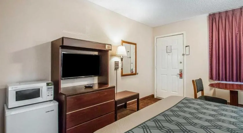 Bed in Quality Inn Brownsville