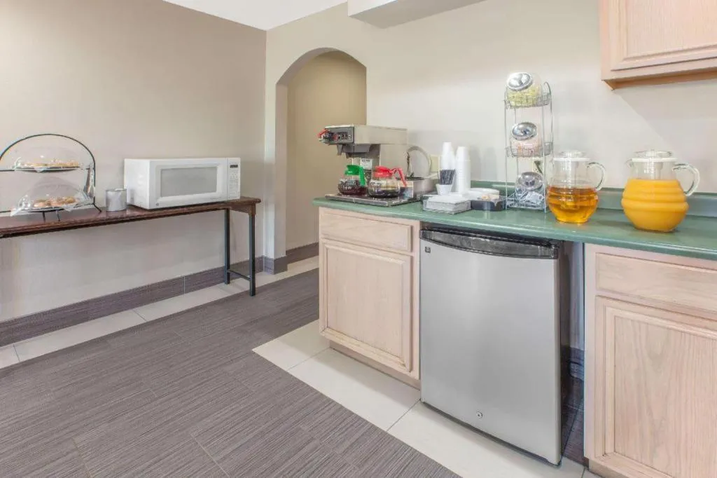 Knights Inn - Forest Hill, TX