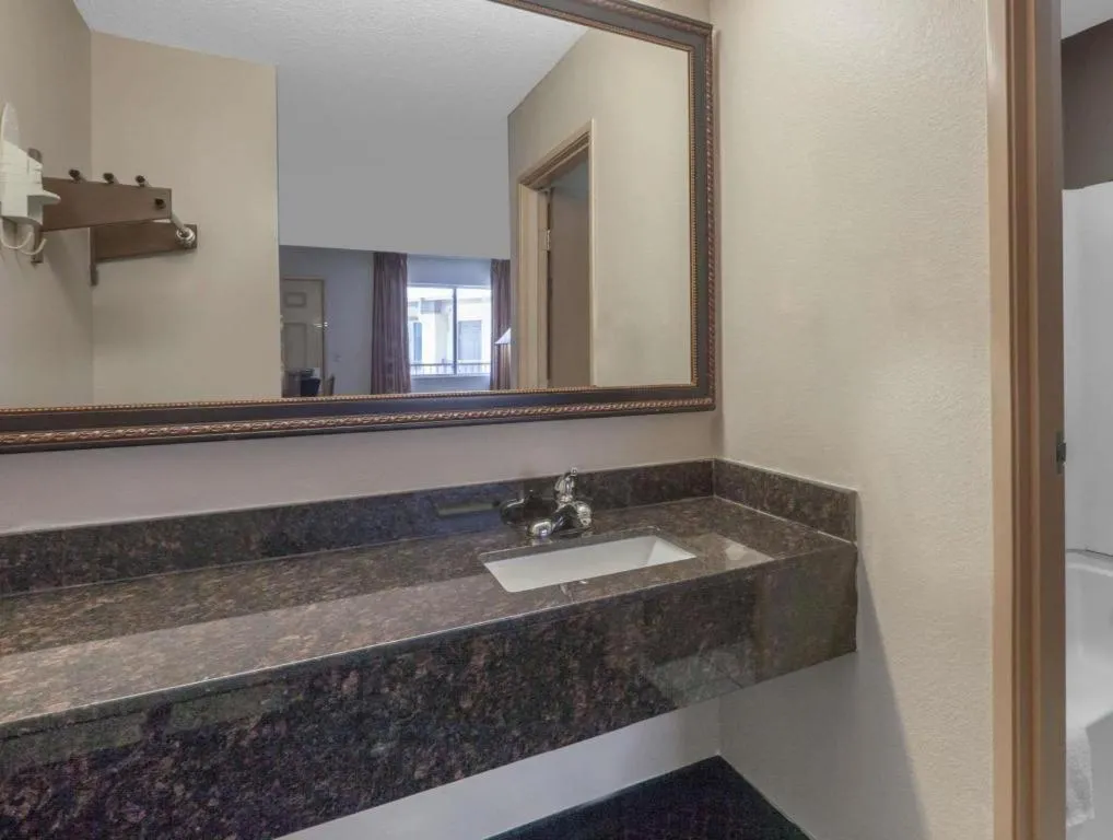 Knights Inn - Forest Hill, TX