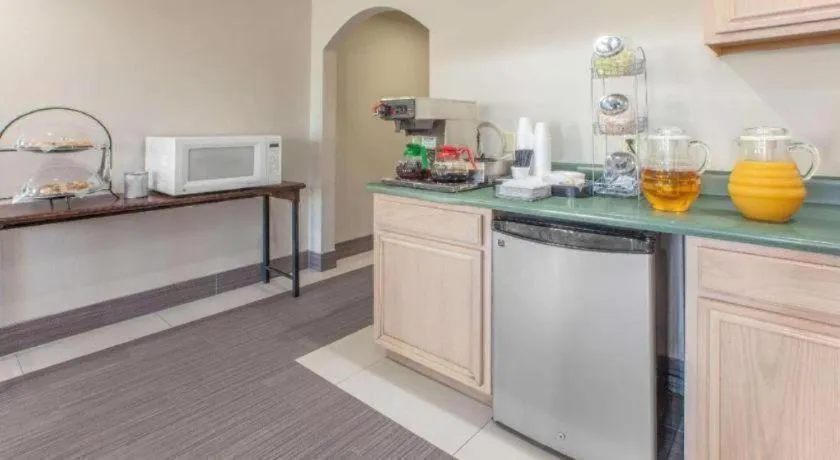 Knights Inn - Forest Hill, TX