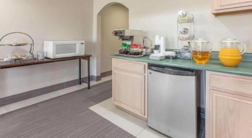 Knights Inn - Forest Hill, TX