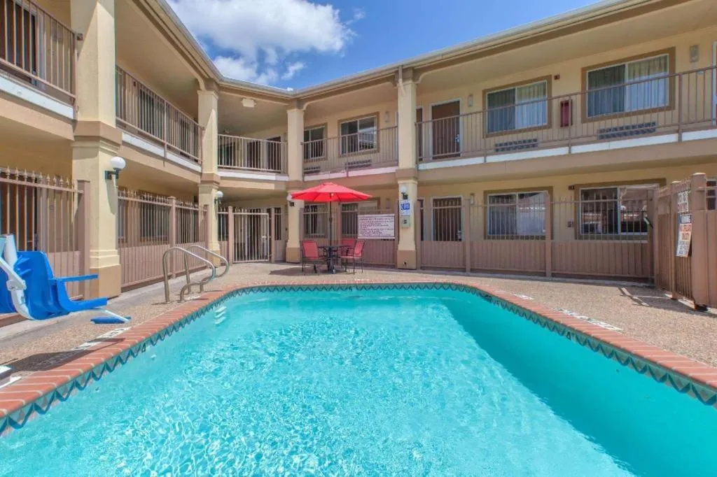 Knights Inn - Forest Hill, TX