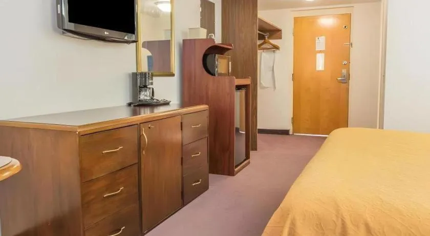 Bed in Quality Inn Royle