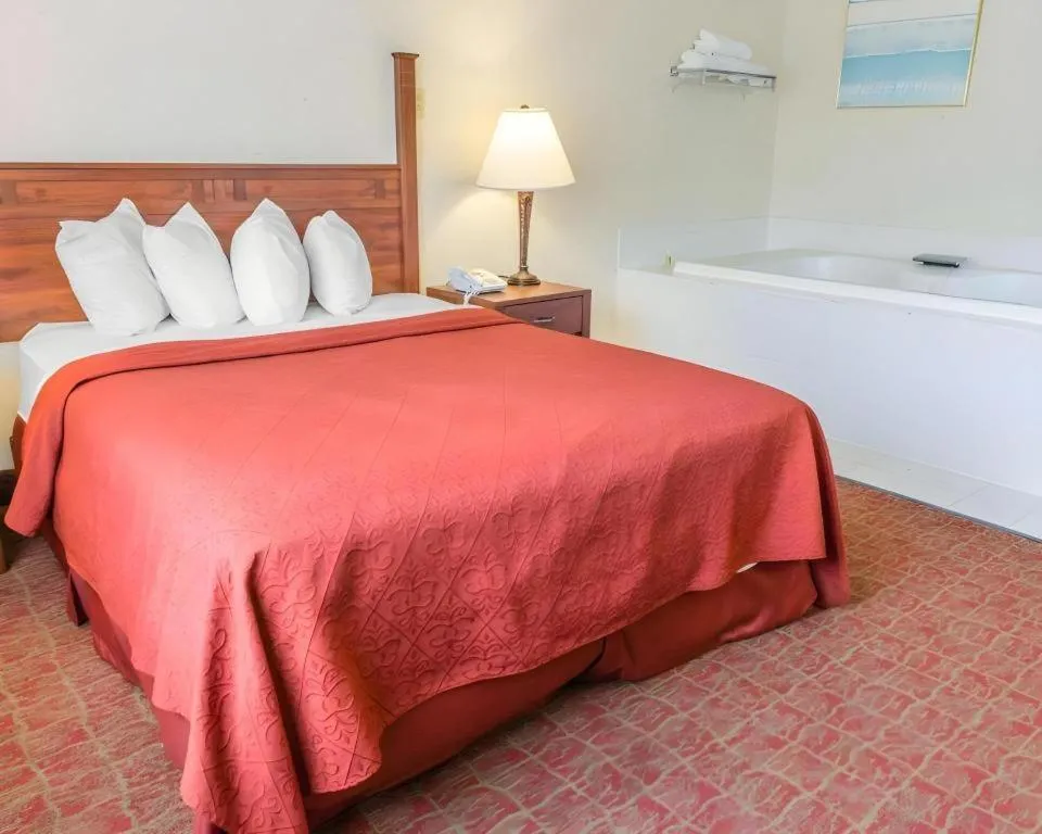 Bed in Quality Inn Royle