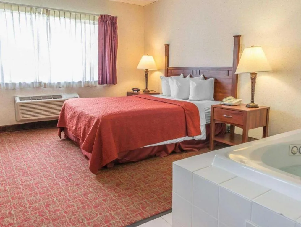 Bed in Quality Inn Royle