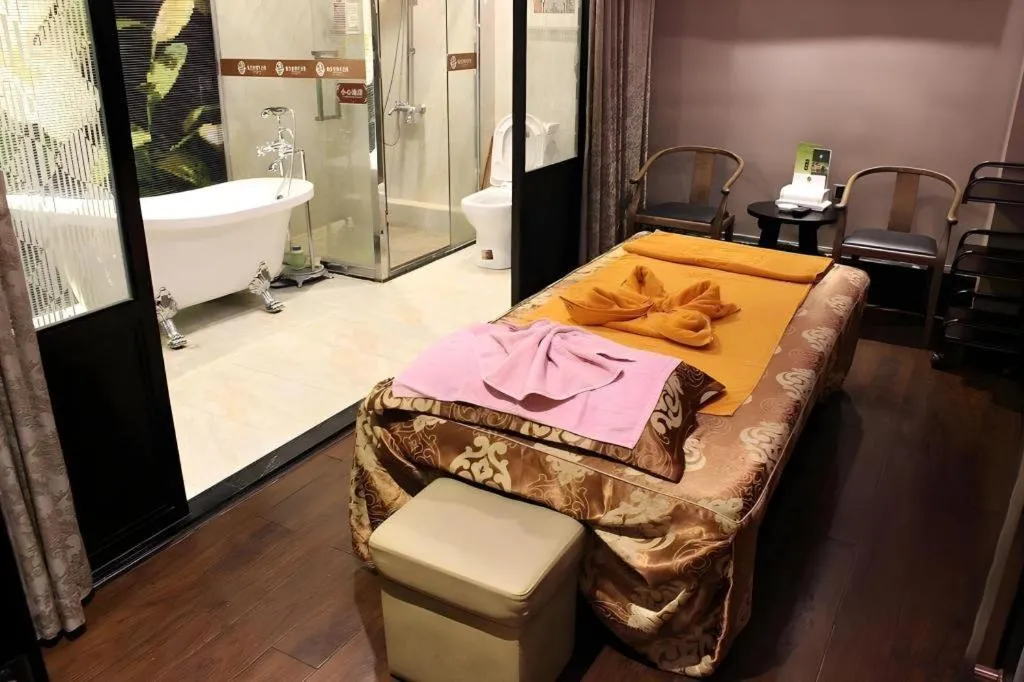 Bed in Shenzhen Bao Yue Hotel