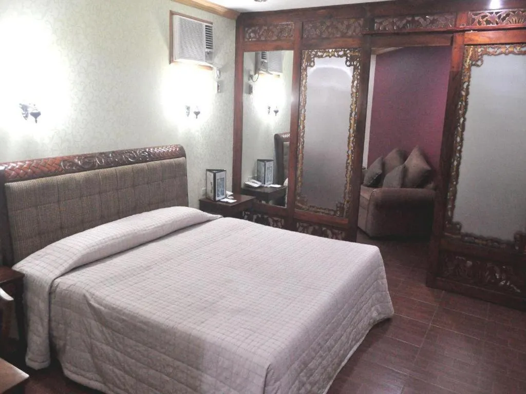 Bed in Pearlmont Hotel