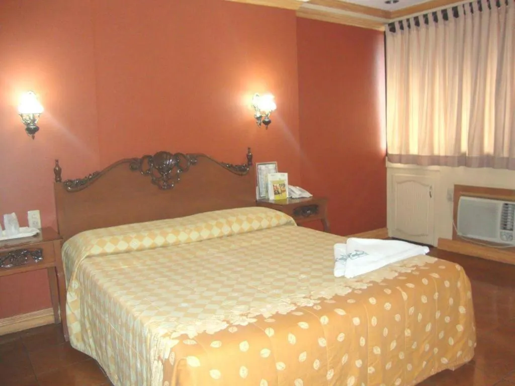 Bed in Pearlmont Hotel