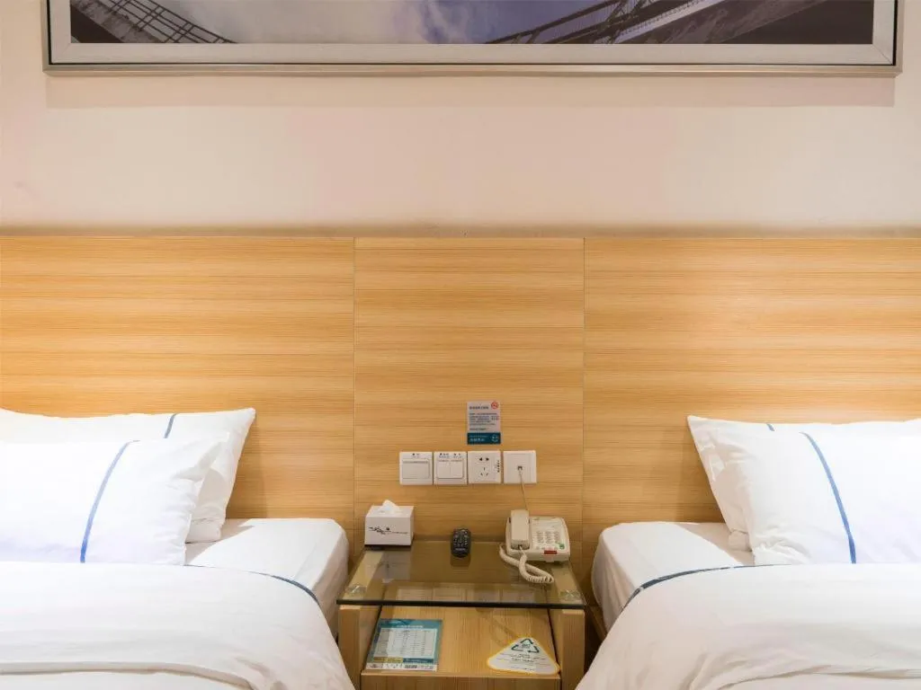 Bed in City Comfort Inn Wuhan High Speed Railway Station