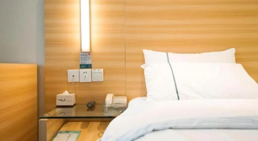 Bed in City Comfort Inn Wuhan High Speed Railway Station