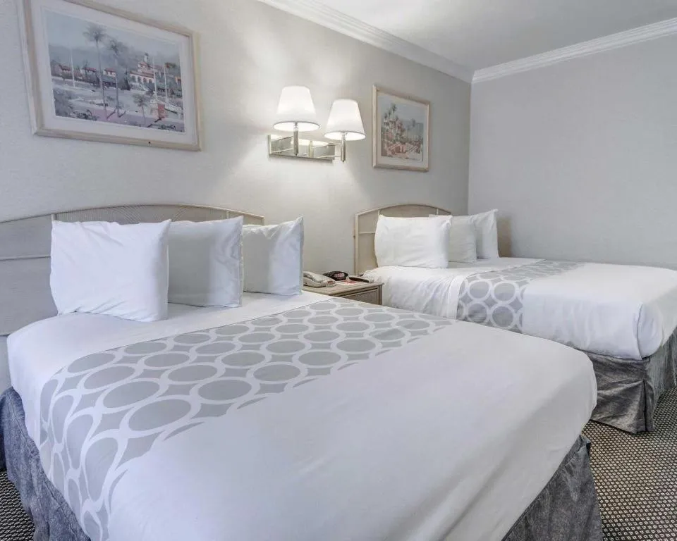 Bed in Econo Lodge Van Horn