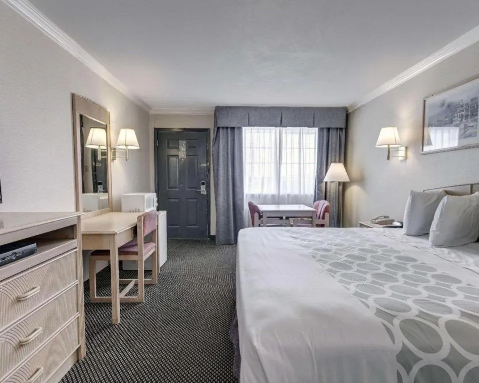 Bed in Econo Lodge Van Horn