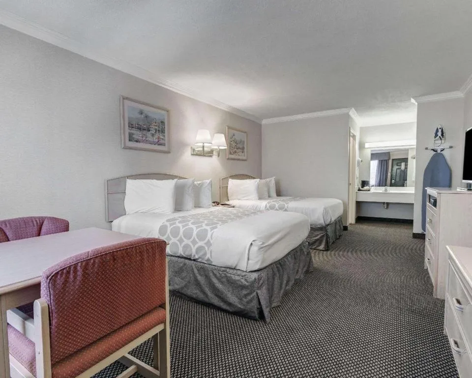 Bed in Econo Lodge Van Horn