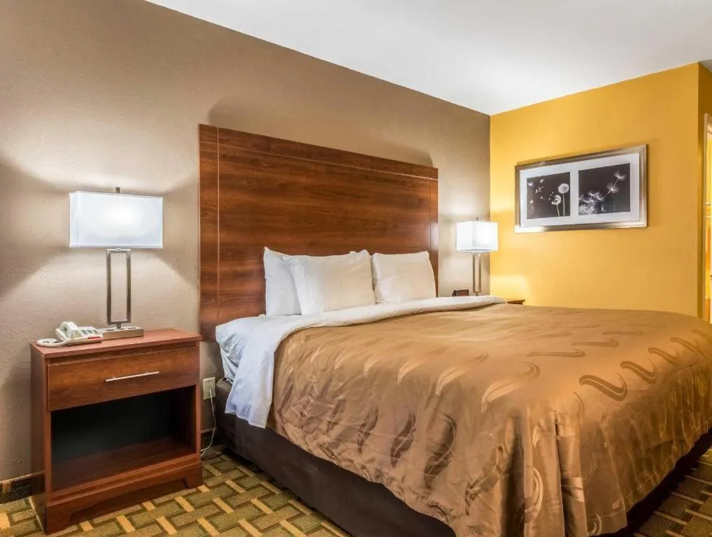Bed in Quality Inn