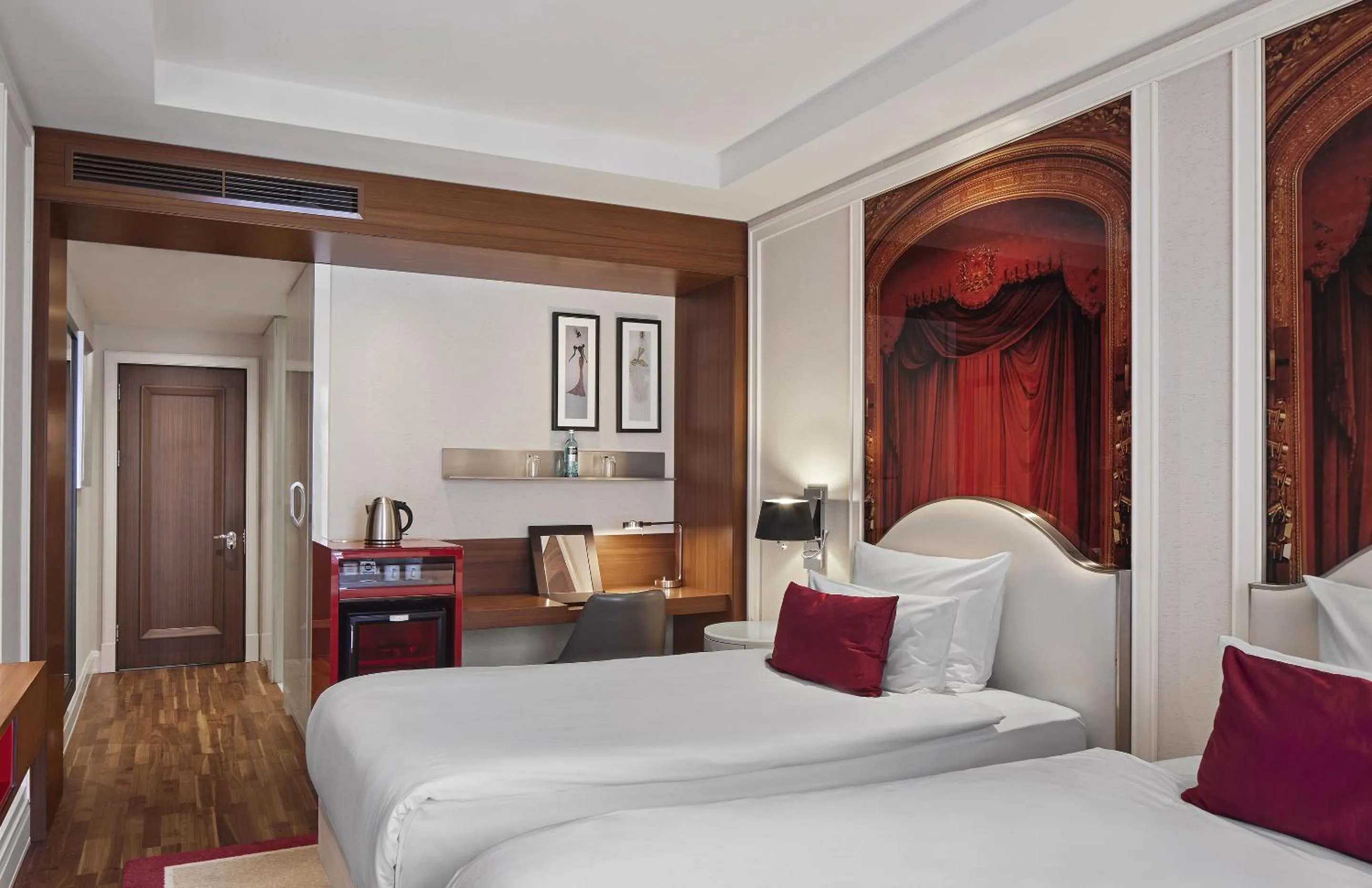 Coffee/tea facilities, Bed in TITANIC Gendarmenmarkt Berlin