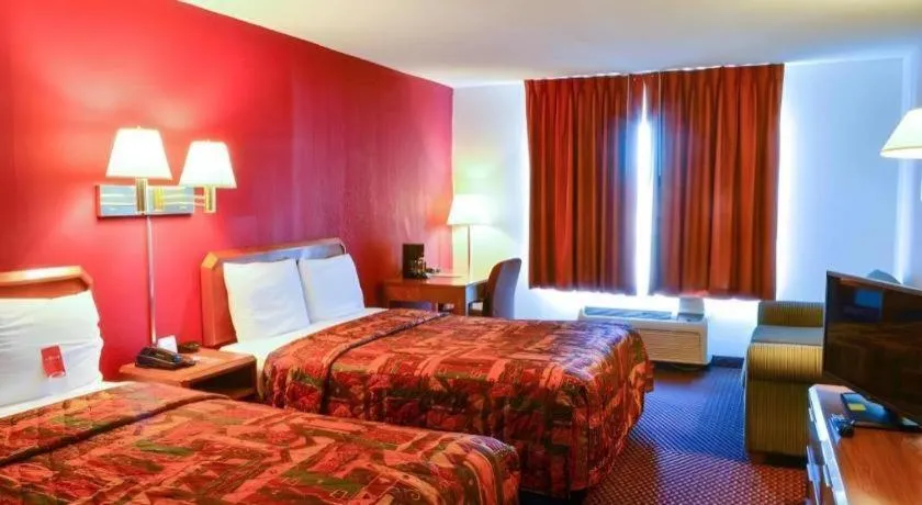 Bed in Econo Lodge Willowbrook