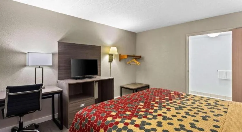 Bed in Econo Lodge Willowbrook