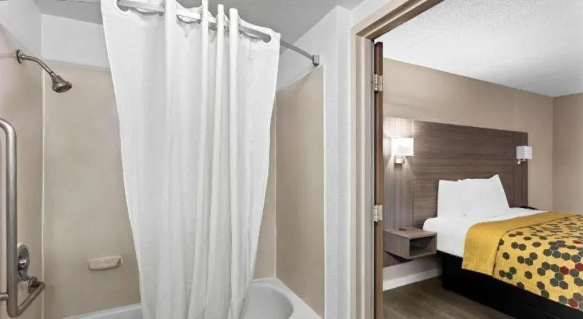 Bed in Econo Lodge Willowbrook