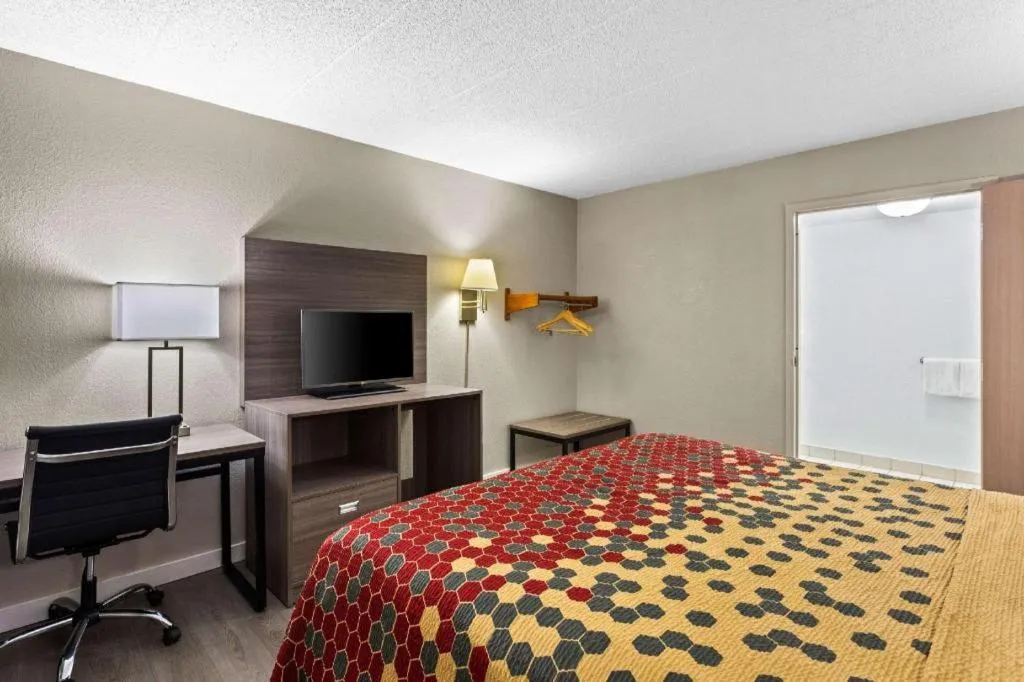 Bed in Econo Lodge Willowbrook