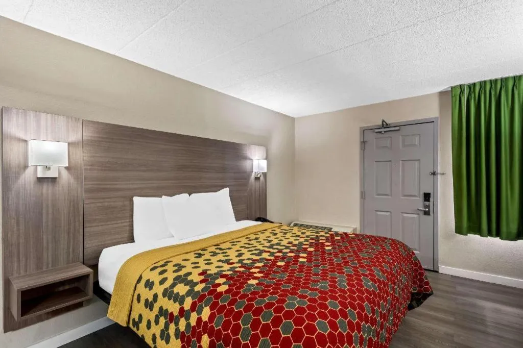 Bed in Econo Lodge Willowbrook
